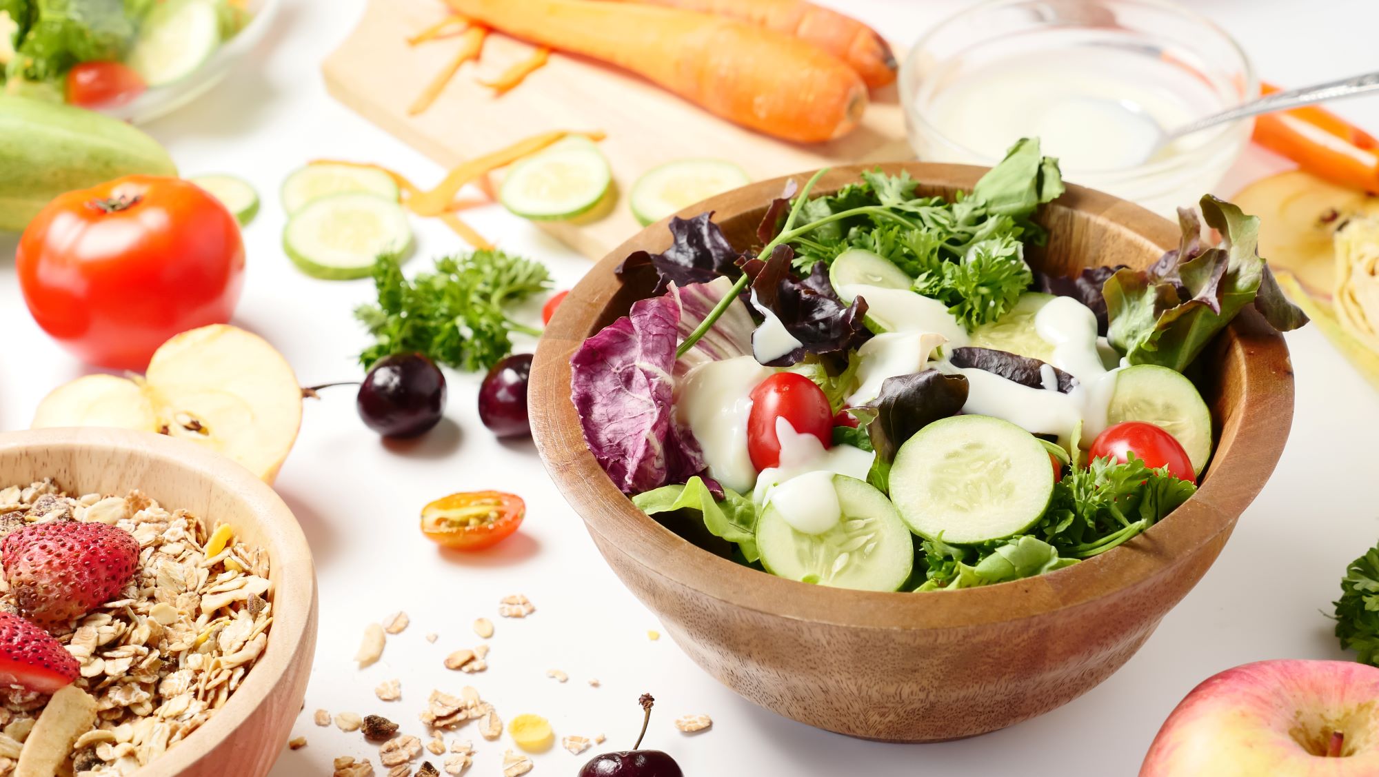 grüner Salat mit Gurken und Tomaten